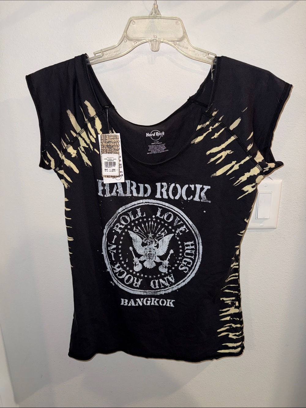 Hard Rock Cafe Black and Cream Distressed Graphic Tee - Bangkok